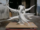 造形会社の日本美術工芸の岡本太郎作品の光る彫刻