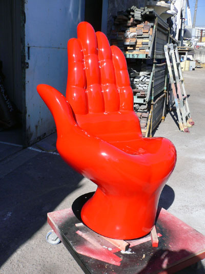 造形会社の日本美術工芸株式会社の作品補修「手の椅子」
